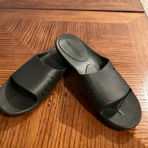 Spa slip on sandals in excellent condition in size Medium = 8